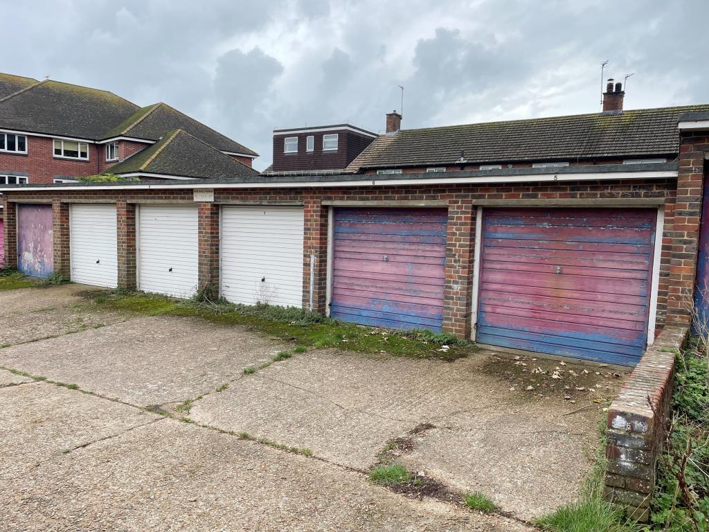 Lot: 48 - FOURTEEN GARAGES IN A COMPOUND - Second block of six garages